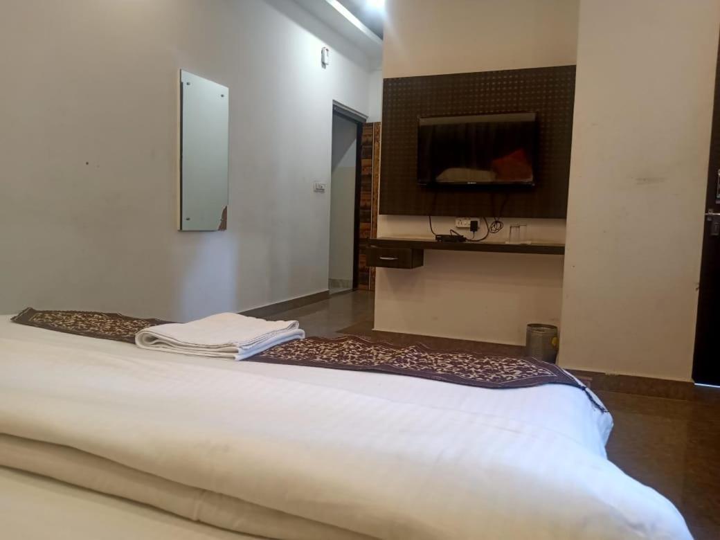 Hotel Rajshree Tanakpur Exteriör bild