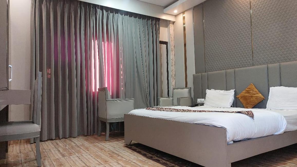 Hotel Rajshree Tanakpur Exteriör bild