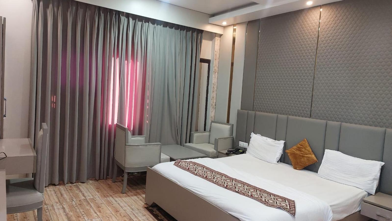Hotel Rajshree Tanakpur Exteriör bild