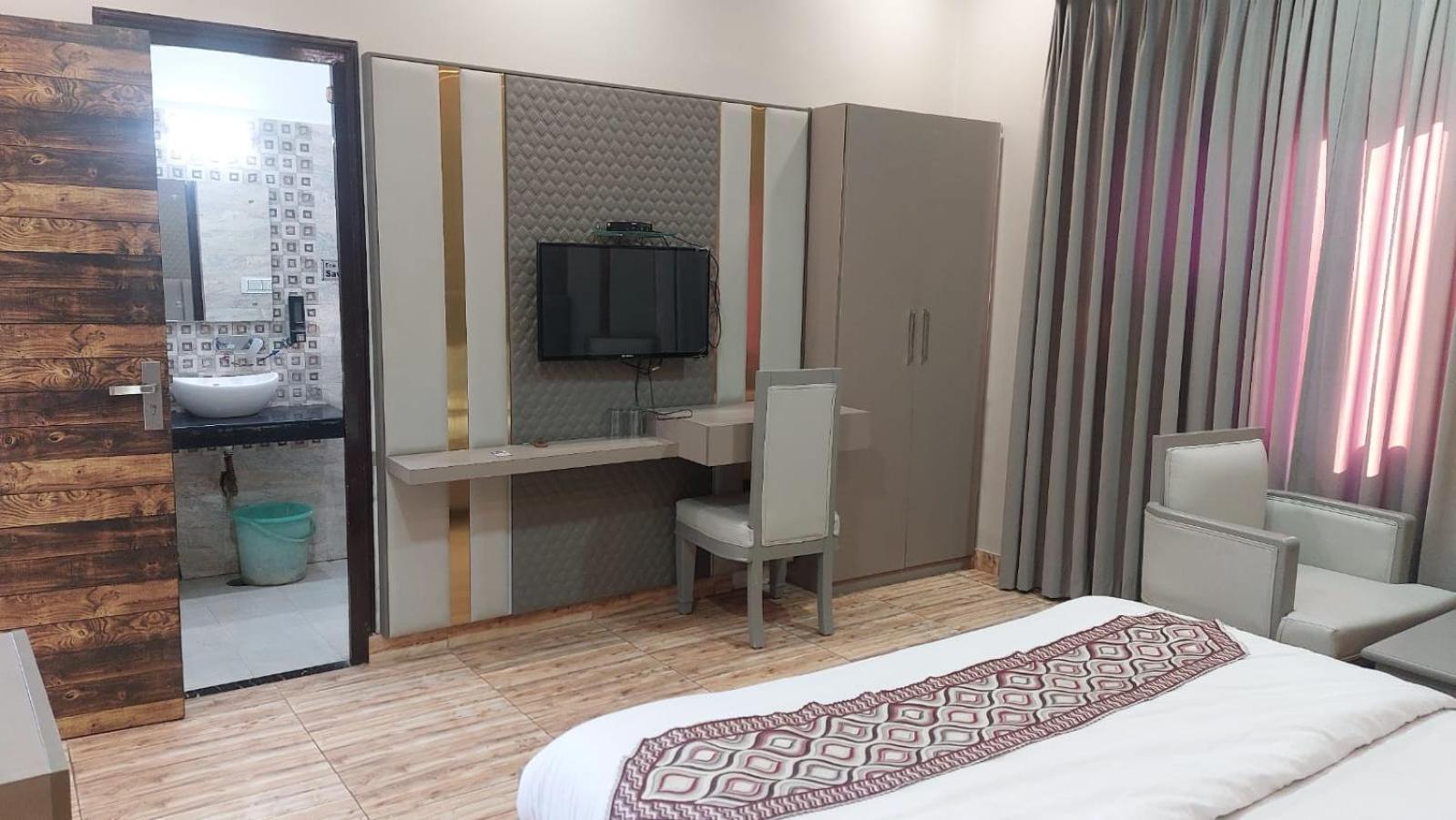 Hotel Rajshree Tanakpur Exteriör bild