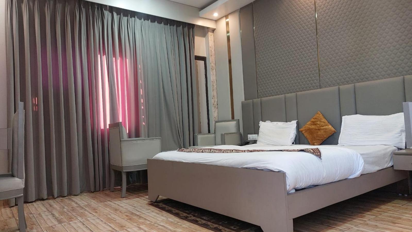 Hotel Rajshree Tanakpur Exteriör bild